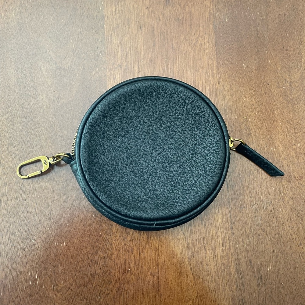 Coin purse/wallet with clasp
